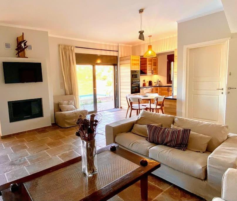 Summer House With A Pool Near Sea, Port & Airport Apartment Rafina  Ngoại thất bức ảnh