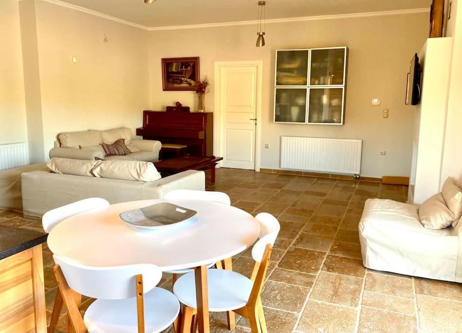 Summer House With A Pool Near Sea, Port & Airport Apartment Rafina  Ngoại thất bức ảnh